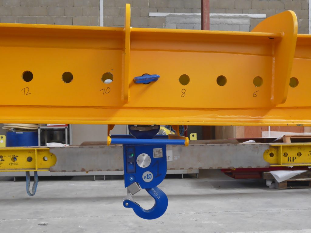 Automatic hooks on adjustable lifting beam
